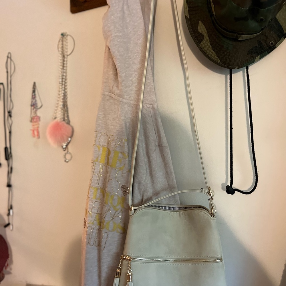 Handbags - Picture 3 of 16